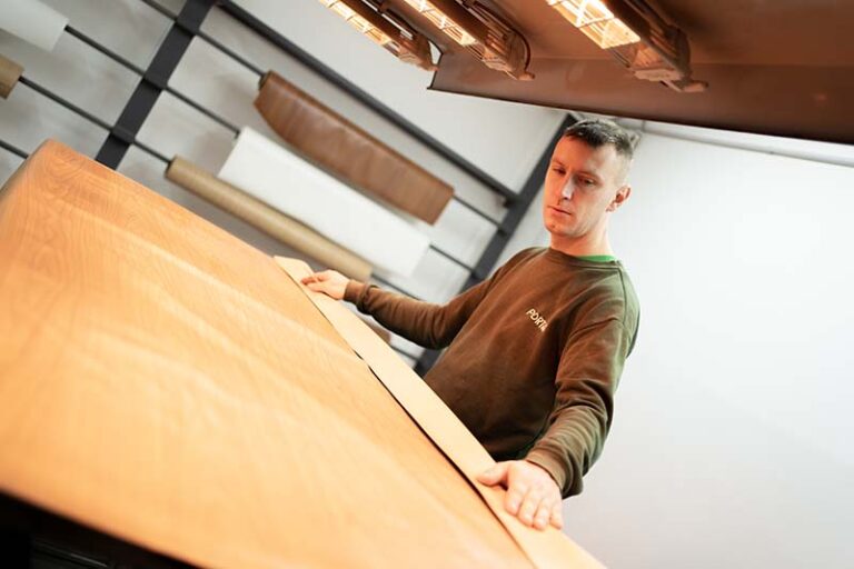 egyedi színű burkolat az ajtón